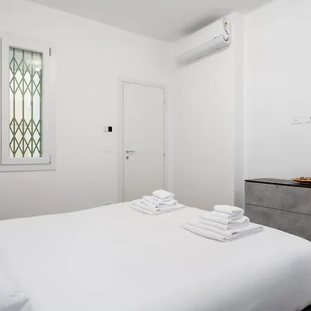 Lägenhet Comfort 2 Vicino Fiera E Centro *